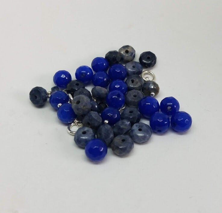 Schöne Sapphire Für September Ein Charm Hinzufügen Schöne Sapphire Für September Ein Charm Hinzufügen von gemstonetalisman