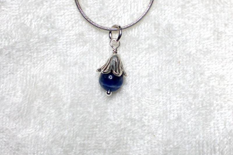 Sodalit Fügen Sie Einen Charme Mit Feinen Silber Blumenmütze Sodalit Fügen Sie Einen Charme Mit Feinen Silber Blumenmütze von gemstonetalisman
