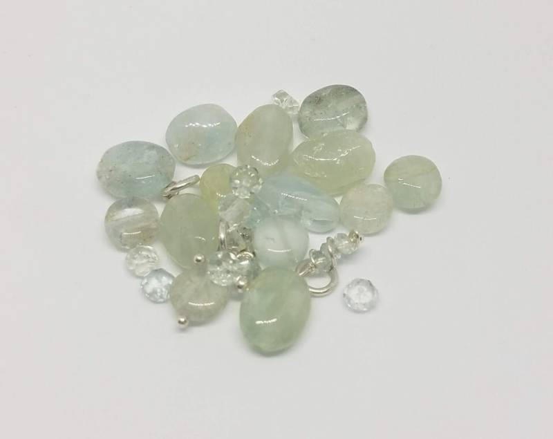 Winziger Aquamarin - März Geburtsstein Füge Einen Anhänger Hinzu Winziger Aquamarin - März Geburtsstein Füge Einen Anhänger Hinzu von gemstonetalisman