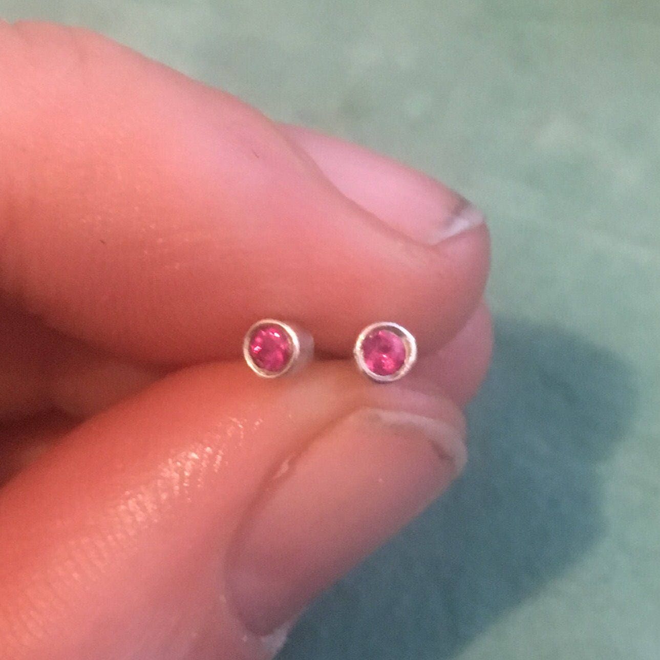 Hot Pink Natürliche Saphir Ohrstecker von generationpunk