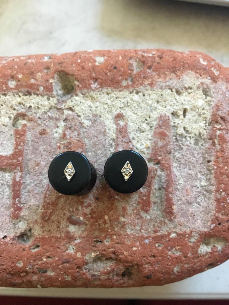 Onyx Saddle Plugs Mit Art Deco Weißgold Und Diamant Akzenten von generationpunk