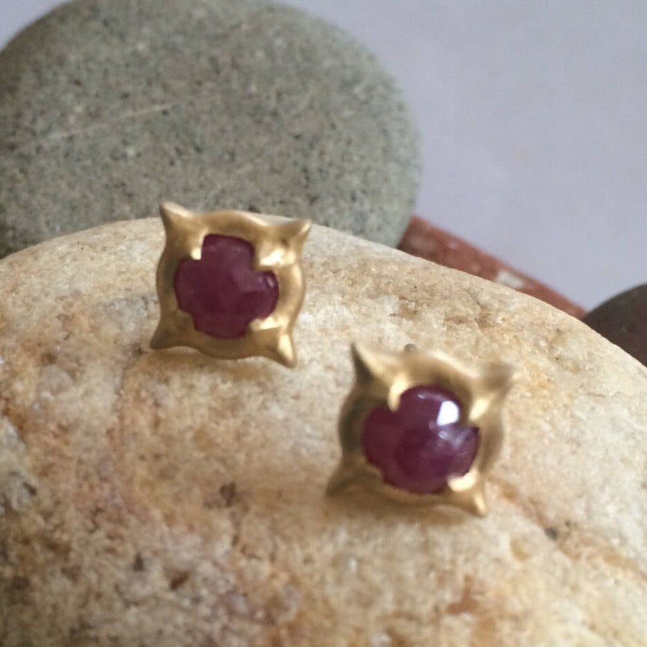Rubin Gold Ohrstecker - One Of A Kind Rose Cut Vergoldetes Silber Gebürstet Finished Studs Spike Edelstein von generationpunk