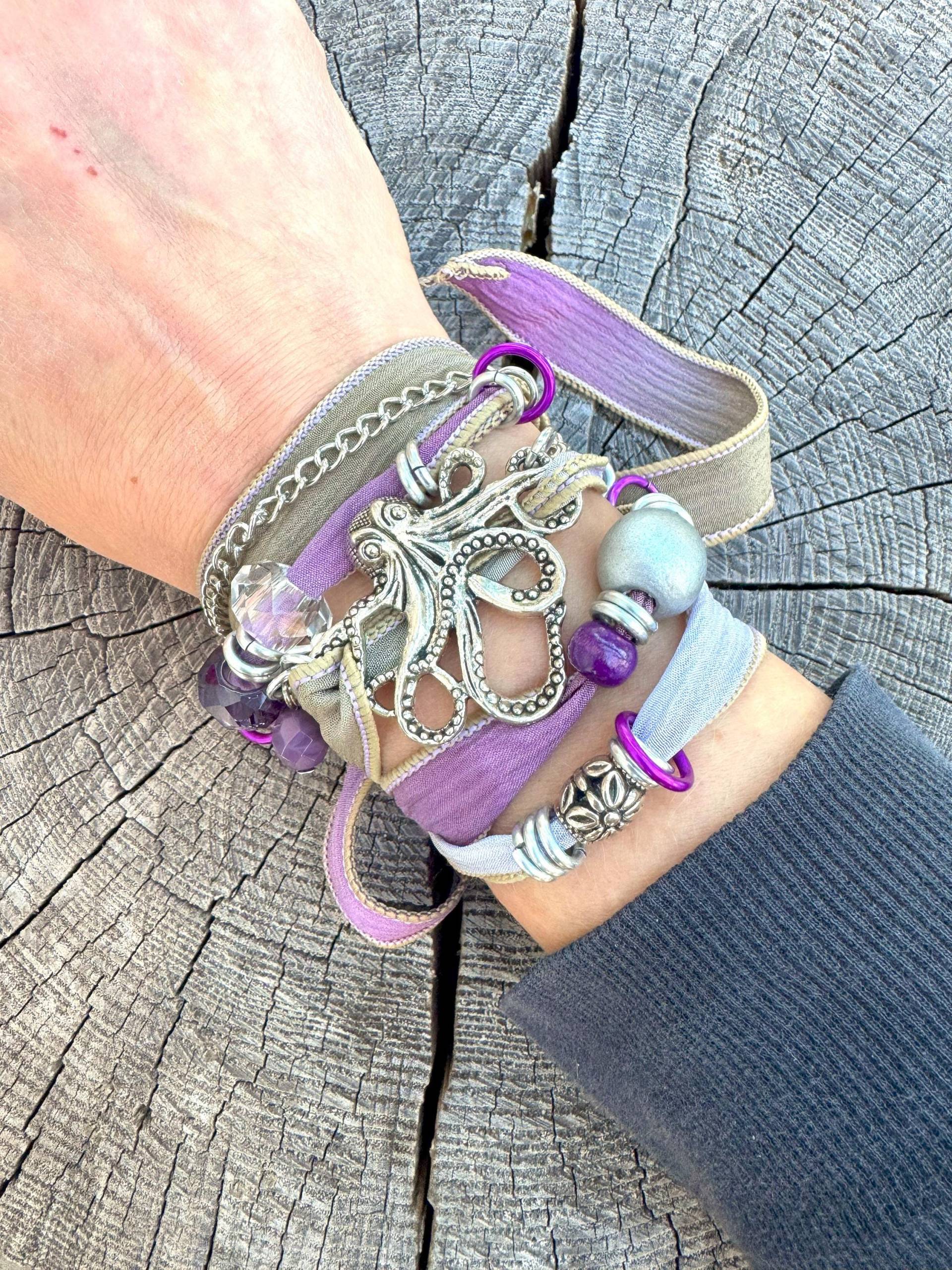 Lila Seiden Oktopus Wickelarmband // Beachy Boho Schmuck Lila Seiden Oktopus Wickelarmband // Beachy Boho Schmuck von gennextjewelry