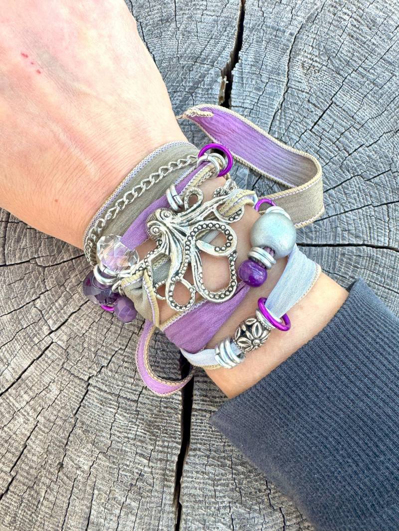 Lila Seiden Oktopus Wickelarmband // Beachy Boho Schmuck Lila Seiden Oktopus Wickelarmband // Beachy Boho Schmuck von gennextjewelry