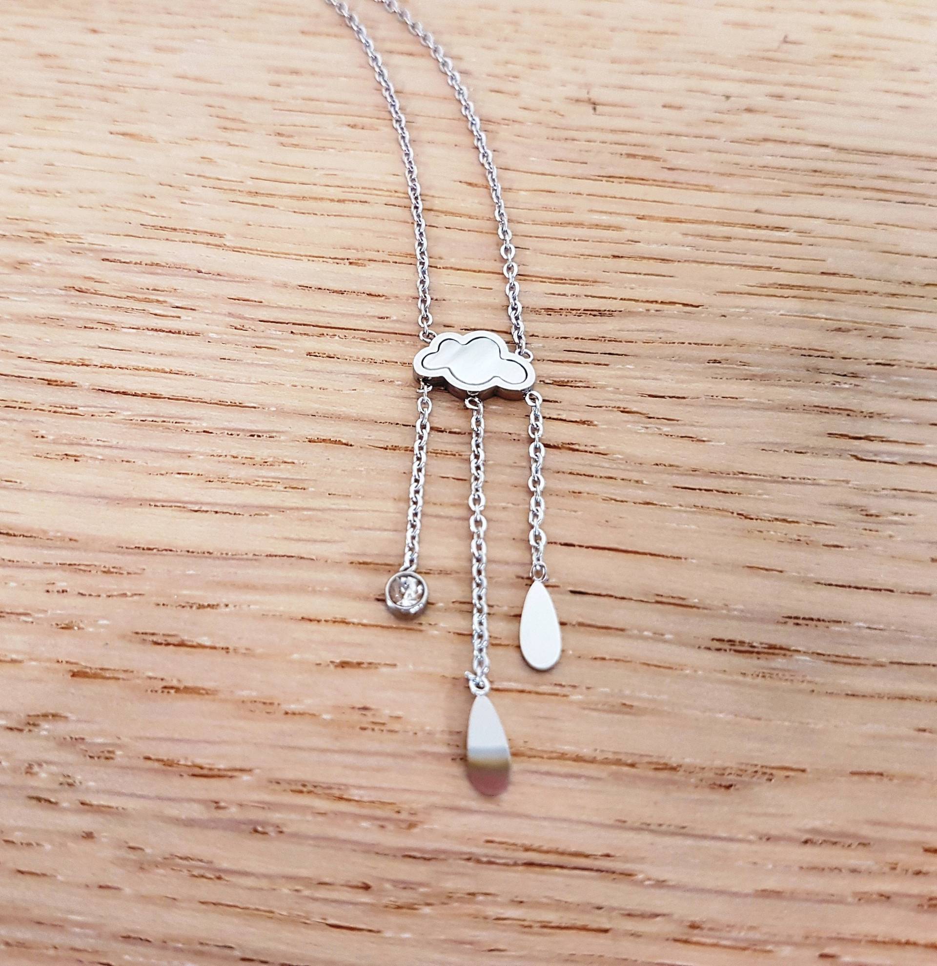 Zierliche Regenwolke Kette Perlmutt, Edelstahl Regentropfen Zierliche Regenwolke Kette Perlmutt, Edelstahl Regentropfen von gentlesubmission