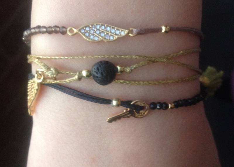 Flügel Charm Armband. Edelstein Rauchquarz Und Gewachstem Kordel Zartes Armband von georgiaroidou