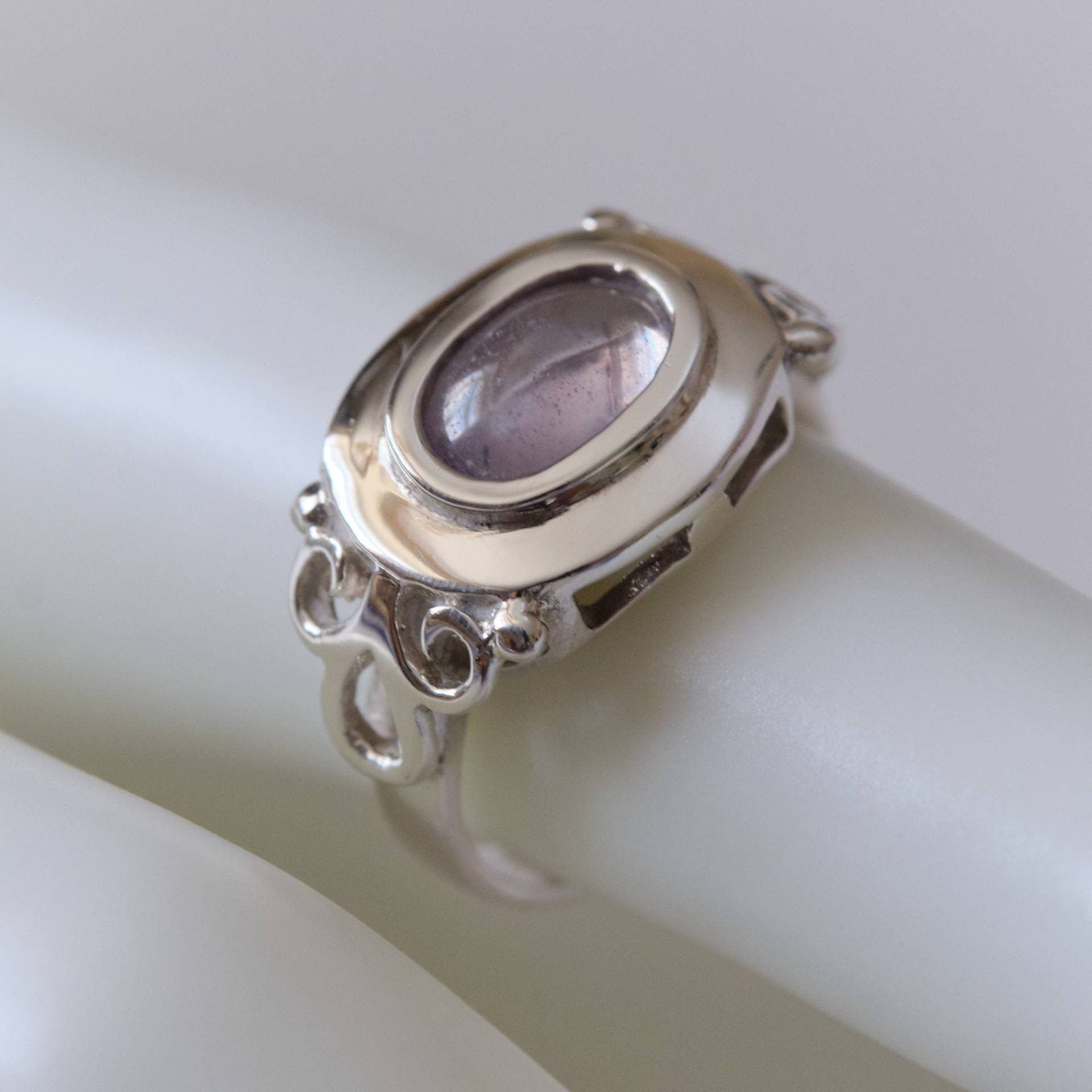 Jahrgang 925 Sterling Silber Ring Mit 6, 5 Ct Blass Lila Alexandrit Cabochon Jahrgang 925 Sterling Silber Ring Mit 6, 5 Ct Blass Lila Alexandrit Cabochon von geovintagejewellery