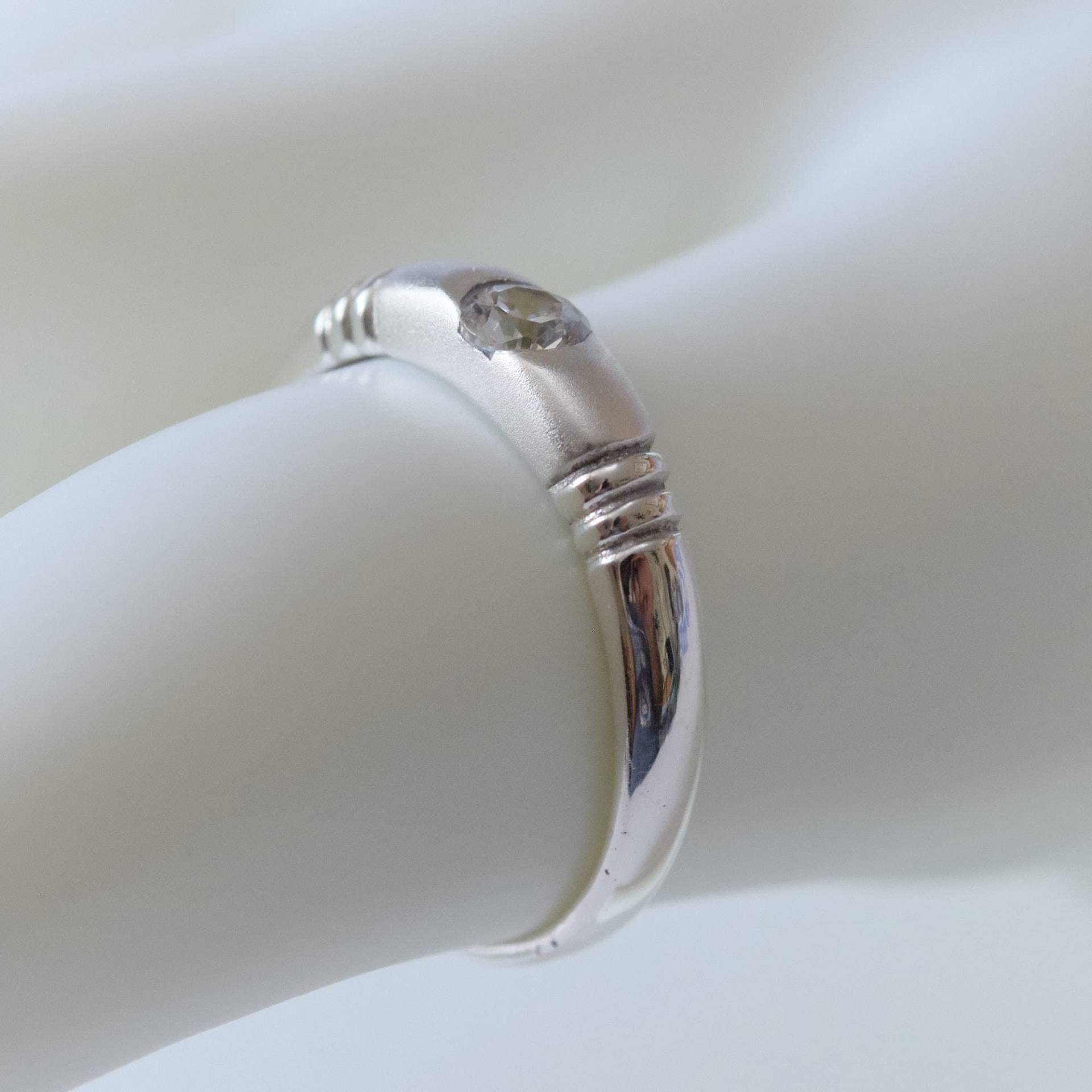 Vintage Sterling Silber Ring Mit Cubic Zirkonia in Einer Schlichten Fassung Vintage Sterling Silber Ring Mit Cubic Zirkonia in Einer Schlichten Fassung von geovintagejewellery