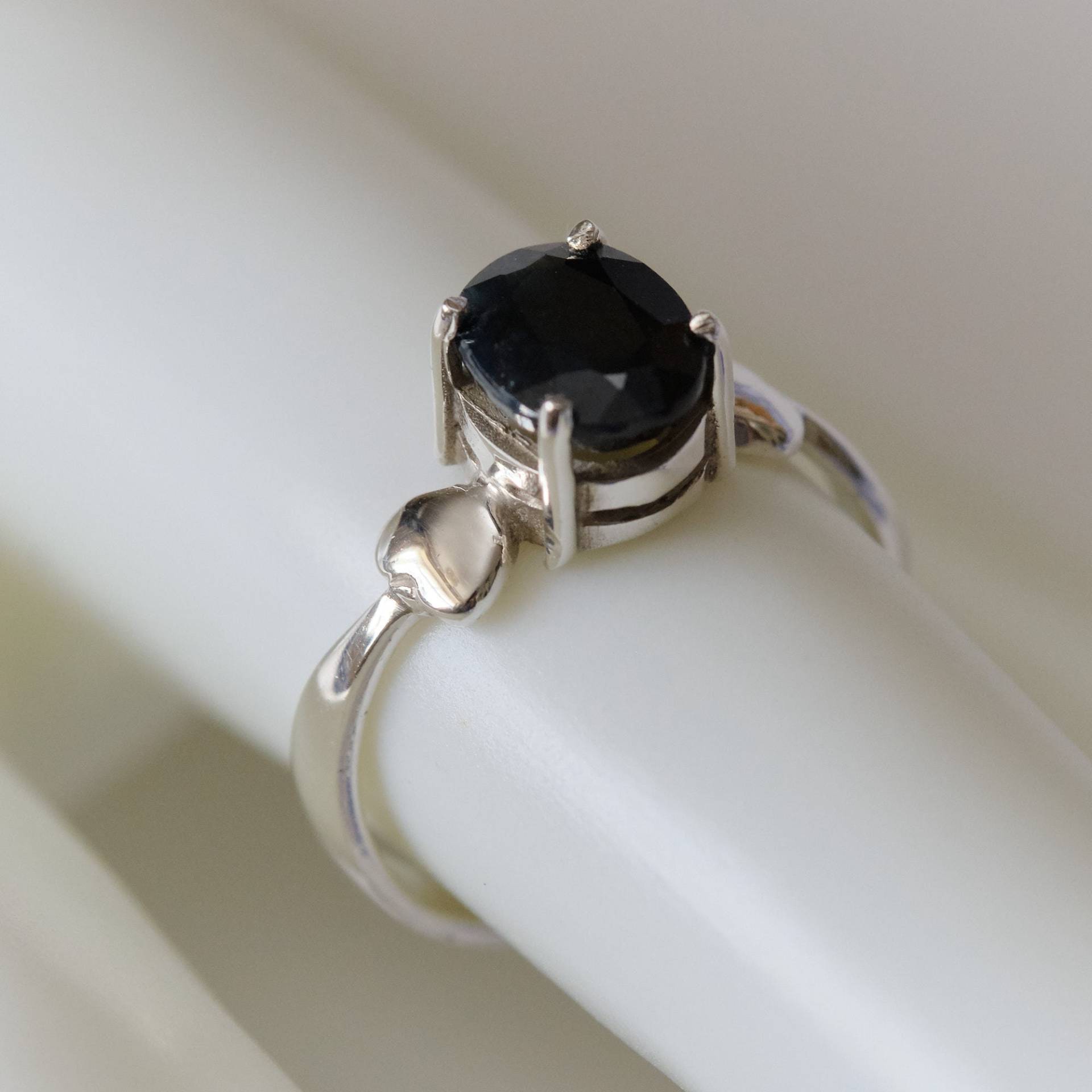 Vintage Sterling Silber Ring Mit Mitternacht Blau Saphir Vintage Sterling Silber Ring Mit Mitternacht Blau Saphir von geovintagejewellery