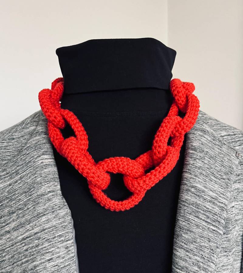 Kette, Collier, Statement Schmuck, Aus Baumwolle, Gehäkelt, Mit Gummiring Und Karabiner Silber Als Verschluß, Länge Ca. 58 cm, Rot von gesuchtgefunden