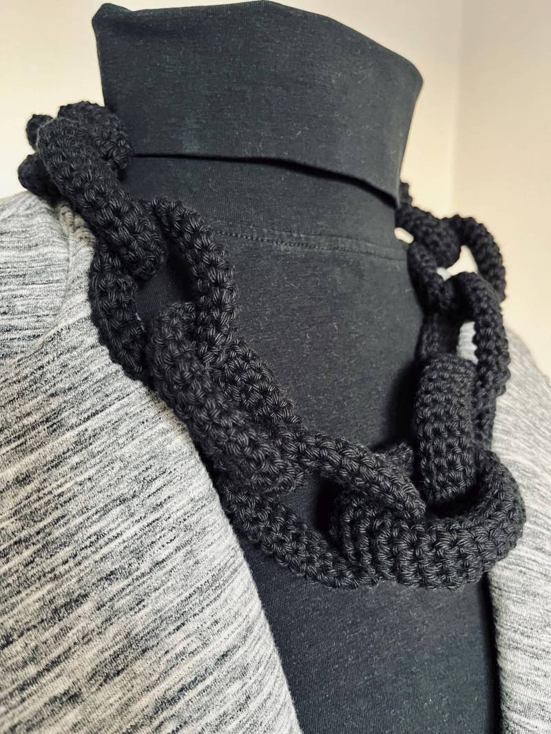 Kette, Collier, Statement Schmuck, Aus Baumwolle, Gehäkelt, Mit Gummiring Und Karabiner Silber Als Verschluß, Länge Ca. 58 cm, Schwarz von gesuchtgefunden