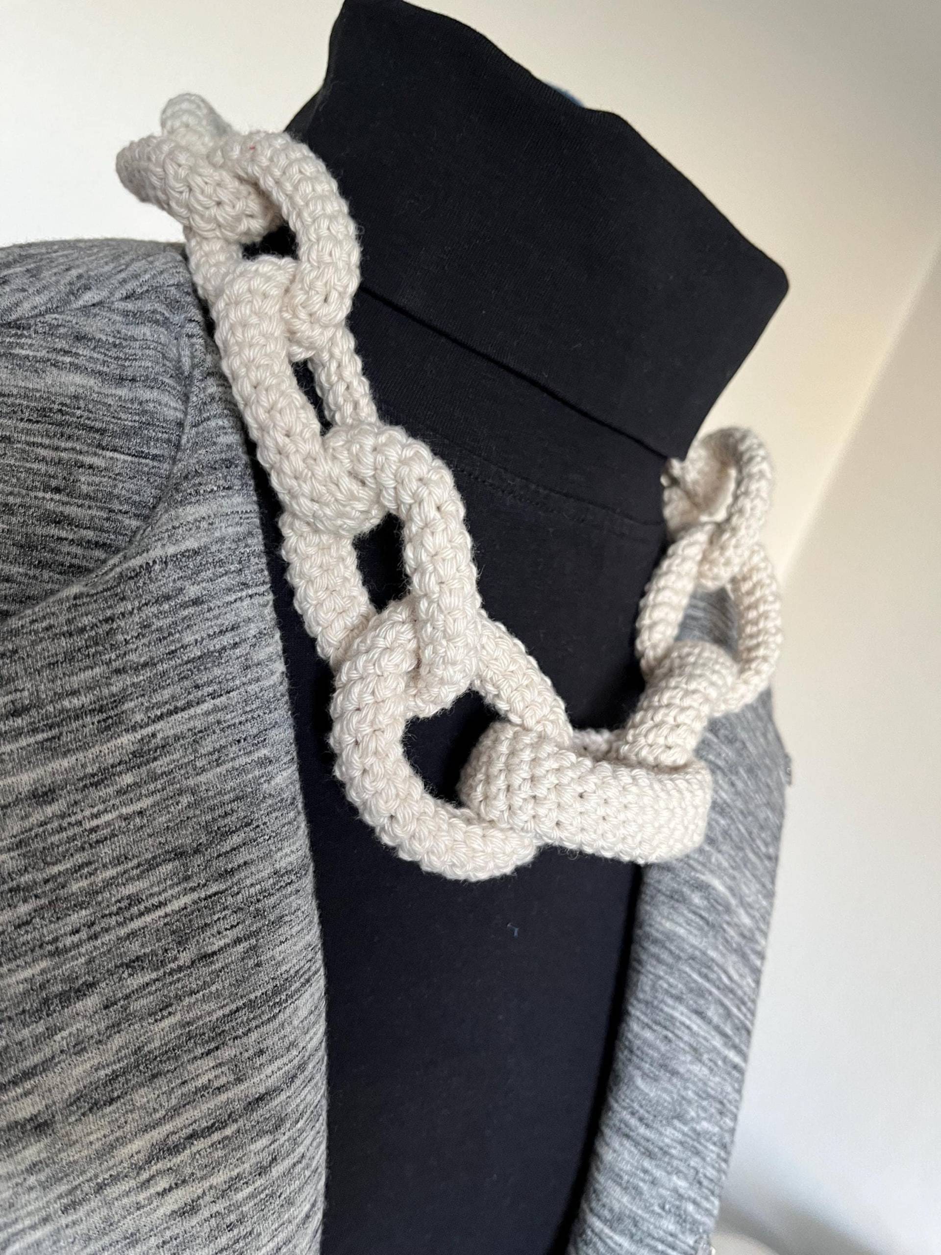 Kette, Collier, Statement Schmuck, Aus Baumwolle, Gehäkelt, Mit Gummiring Und Karabiner Silber Als Verschluß, Länge Ca. 58 cm, Weiß von gesuchtgefunden