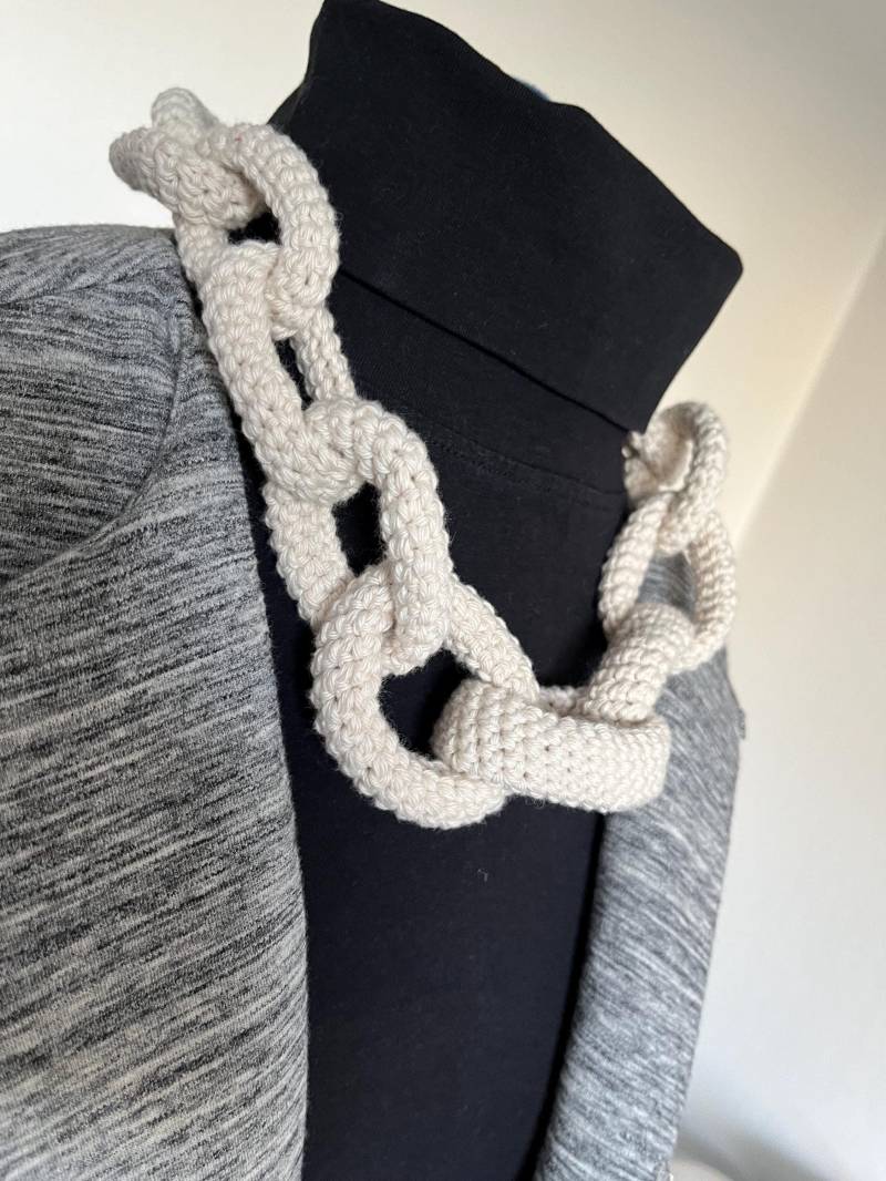 Kette, Collier, Statement Schmuck, Aus Baumwolle, Gehäkelt, Mit Gummiring Und Karabiner Silber Als Verschluß, Länge Ca. 58 cm, Weiß von gesuchtgefunden