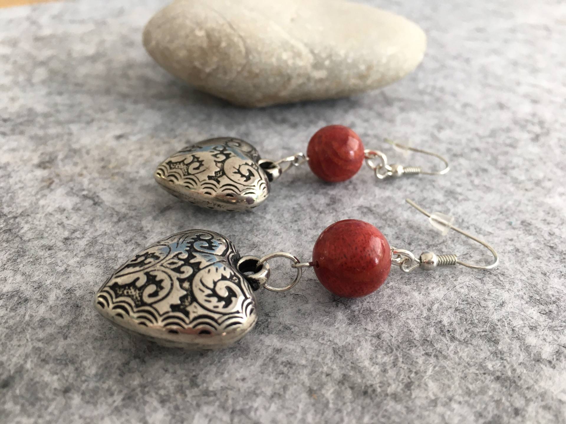 Ohrringe - Herzen Ohrhaken Versilbert Koralle Silber Und Rot Nickelfrei von gesuchtgefunden