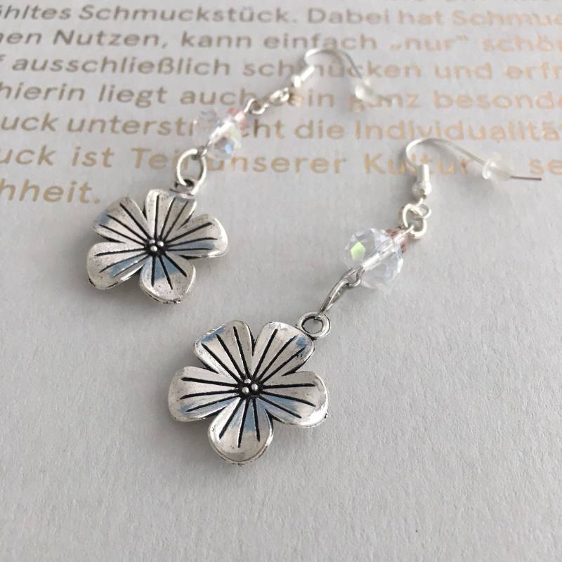 Hängeohrringe Mit Blüten Aus Metall Und Glasperlen in Silber, Rosa Weiß, Ohrhaken Versilbert, Nickelfrei von gesuchtgefunden