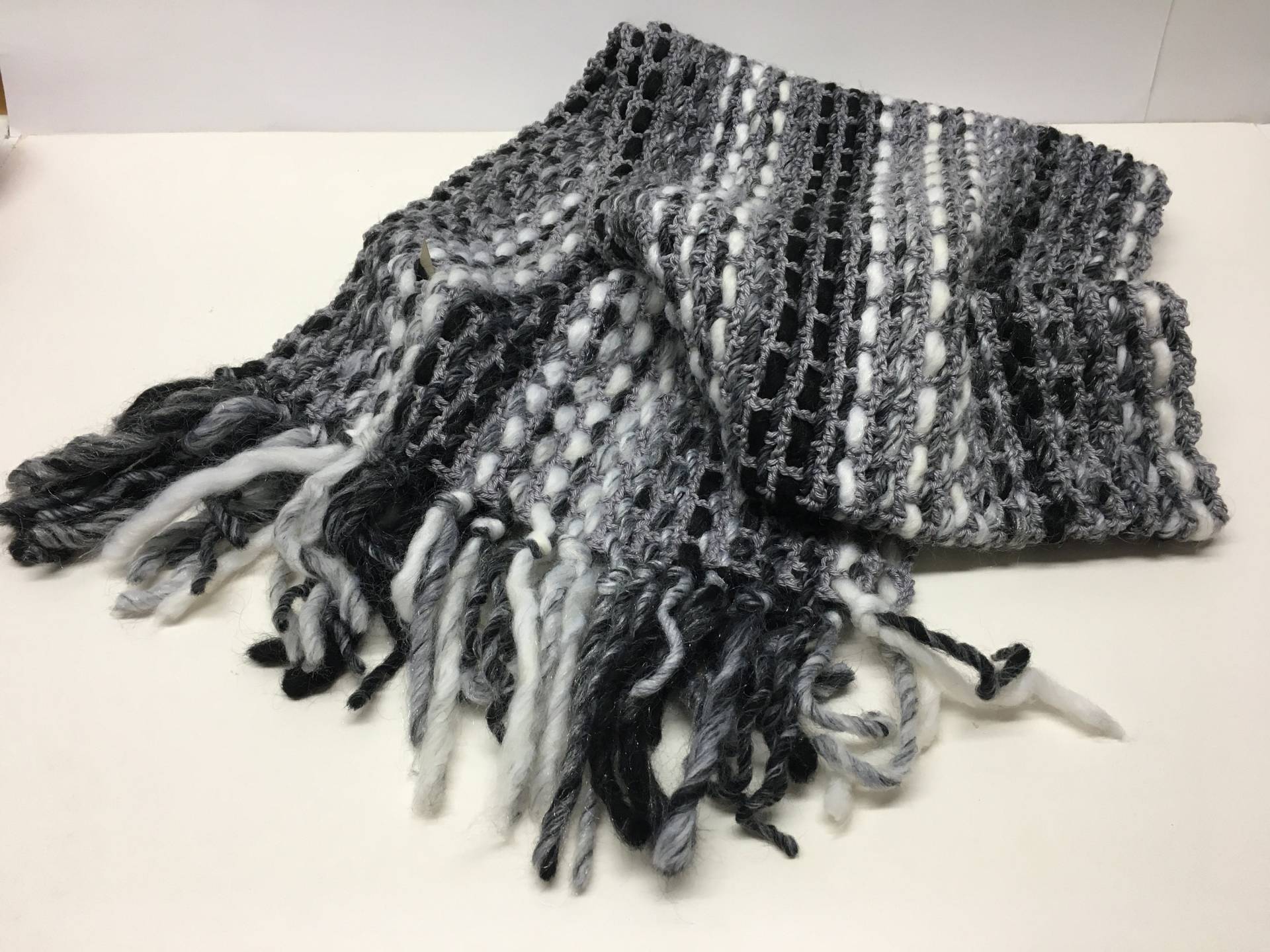 Schal, Handgewebt, Wolle, Länge 140 cm, Breite 27 Schwarz, Weiß, Grau, Unikat von gesuchtgefunden