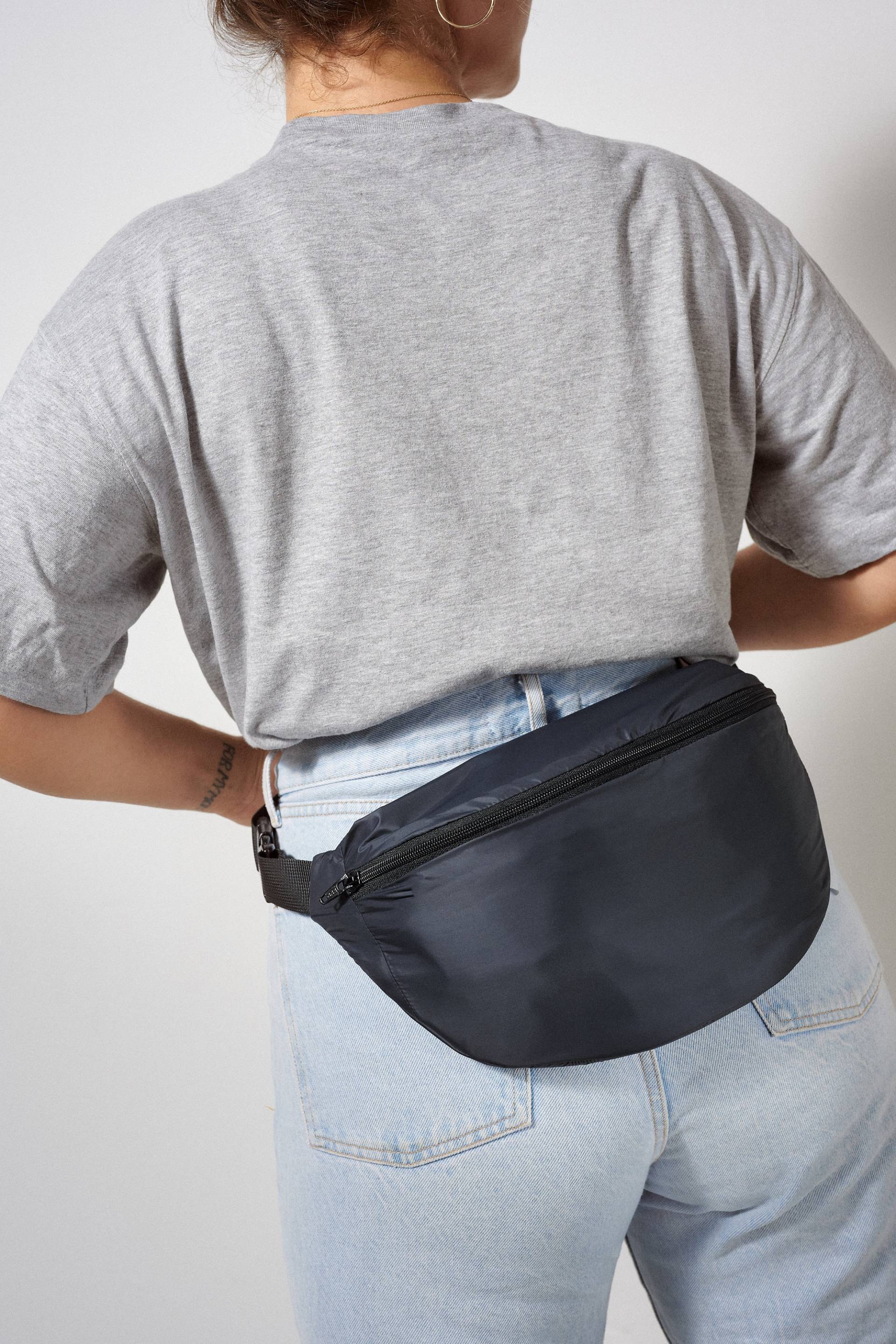 Große Bauchtasche Aus Einem Weichen Nylon Große Bauchtasche Aus Einem Weichen Nylon von getfinster