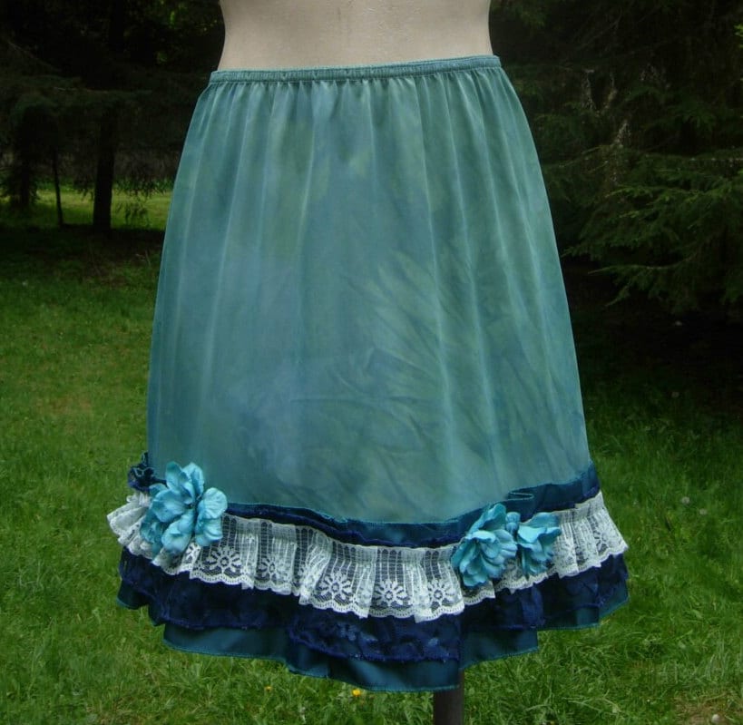 Spring Faerie Türkis Schlupfrock, Geschmückt Mit Komplementärfarben Von Spitze, Satin Und Blumen Perlen Spring Faerie Türkis Schlupfrock, Geschmückt Mit Komplementärfarben Von Spitze, Satin Und Blumen Perlen von getjuliet
