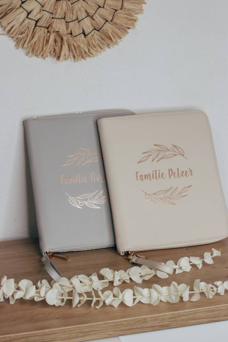 Personalisierter Travelorganizer - Blumenkranz I Reiseorganizer | Reisepass Reise Geschenk Flitterwochen Hochzeitsgeschenk von gevadesign