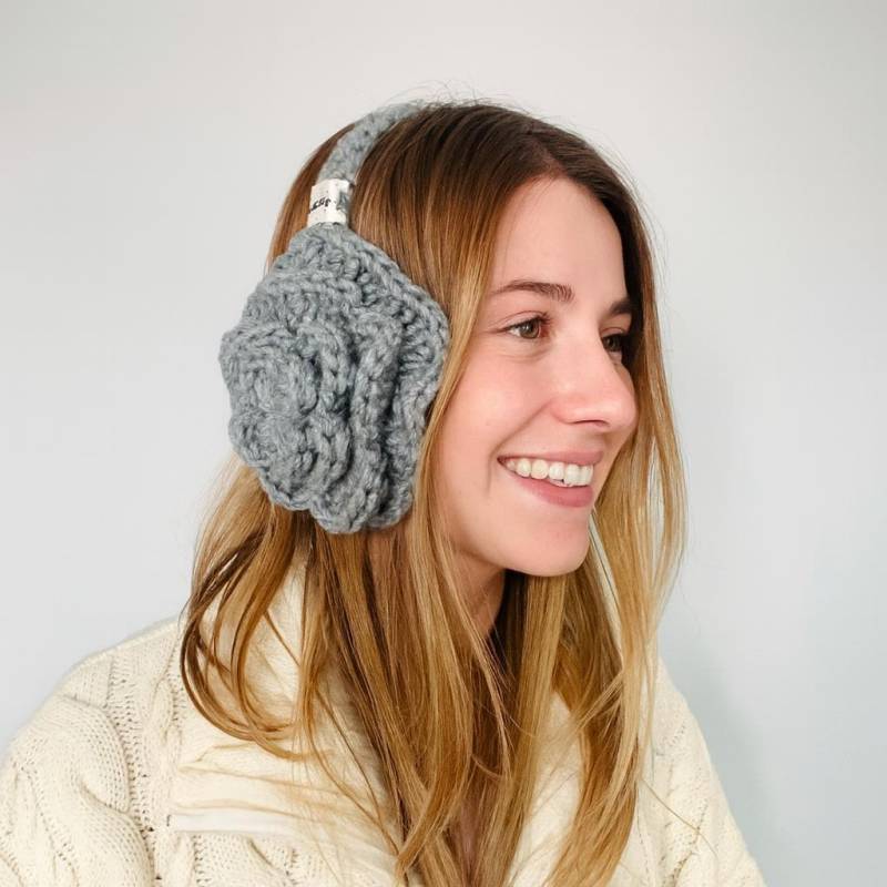 Handgehäkelte Graue Ohrenschützer Grobstrick Wolle-Mischung, Blumenmuster von giZZdesign