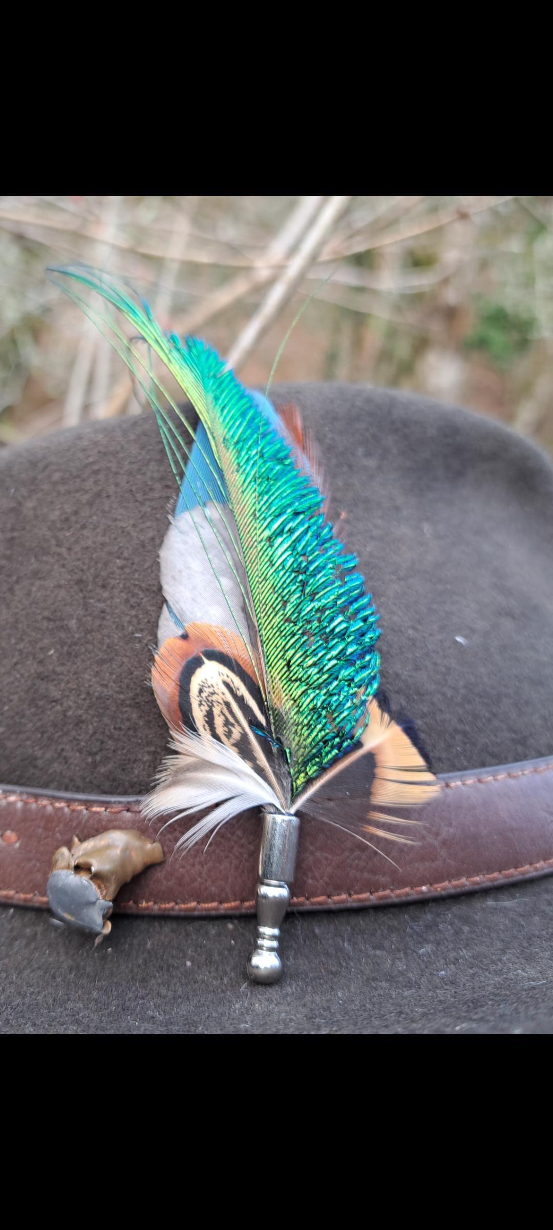 Hutbrosche Oder Federbusch Aus Naturfedern - Baskenmützennadel Kleidungsaccessoire Jäger Waldschnepfe Kopfbedeckung Mann Knopfloch Des Ehemanns von gibplume