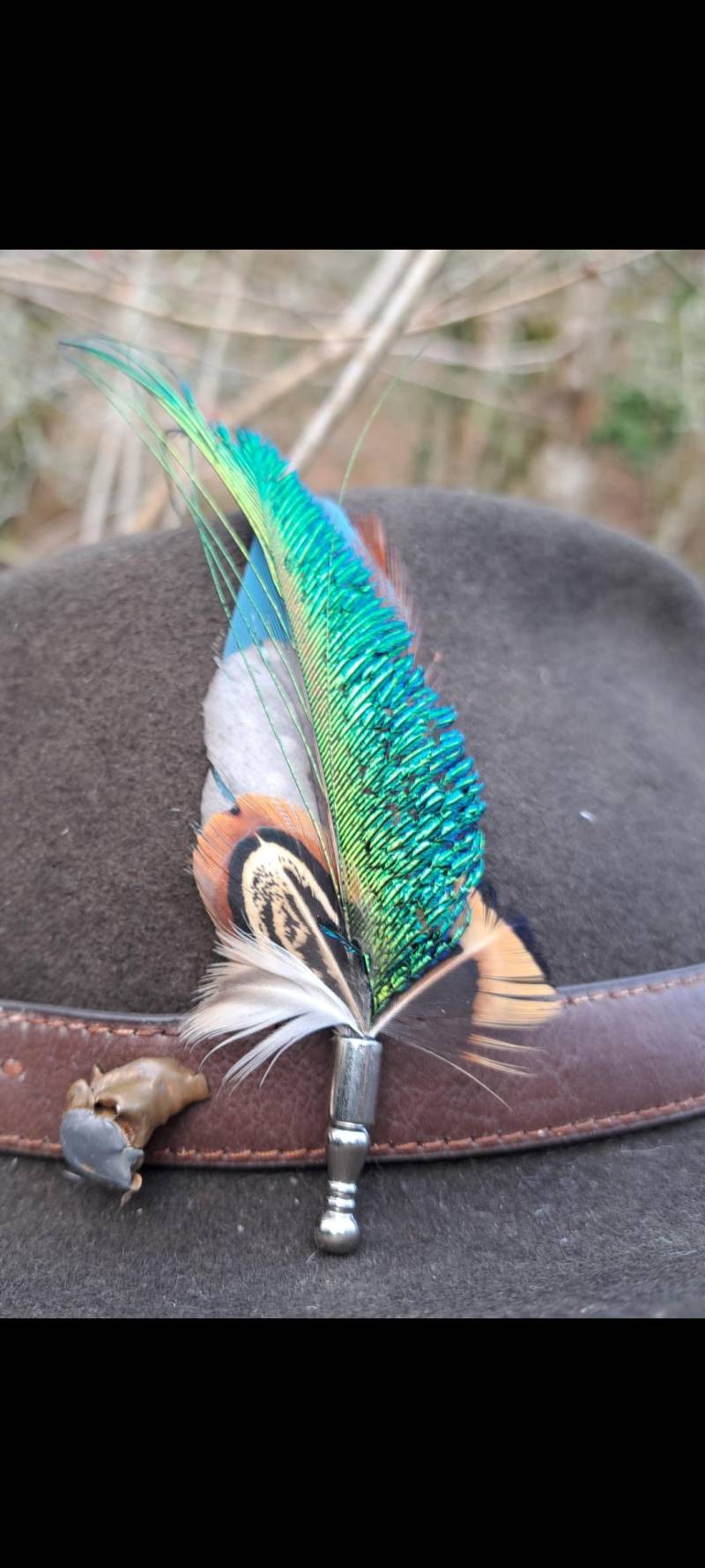 Hutbrosche Oder Federbusch Aus Naturfedern - Baskenmützennadel Kleidungsaccessoire Jäger Waldschnepfe Kopfbedeckung Mann Knopfloch Des Ehemanns von gibplume