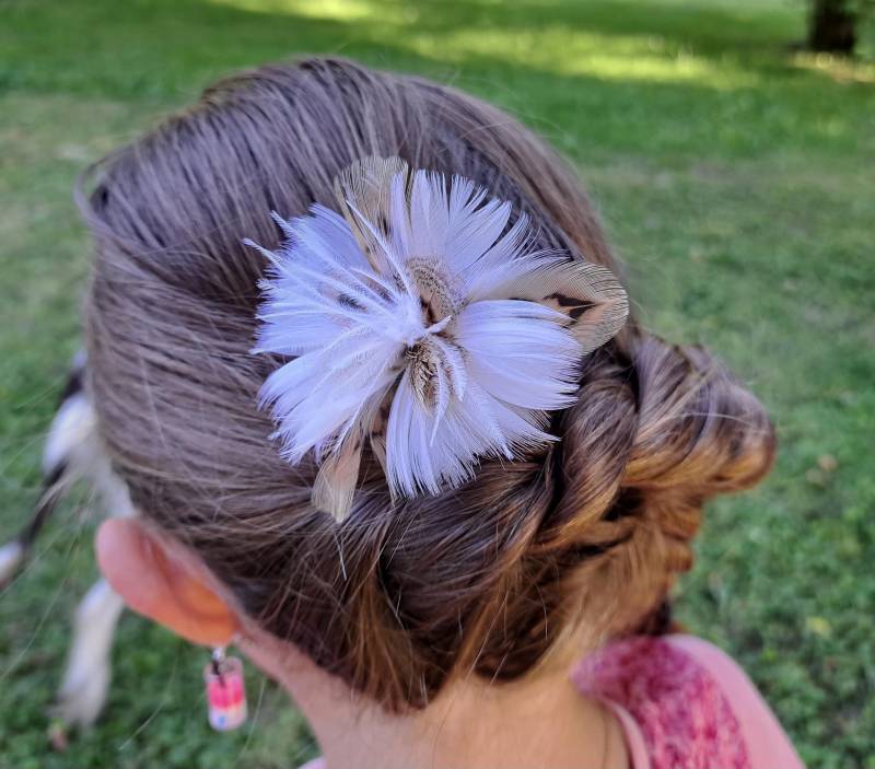 Natürlicher Hahnenfeder-Blumen-Dutt-Clip - Hochzeitsfrisur Elegant Haarspange Rot Schwarz Und Weiß Boho Ethnisch von gibplume