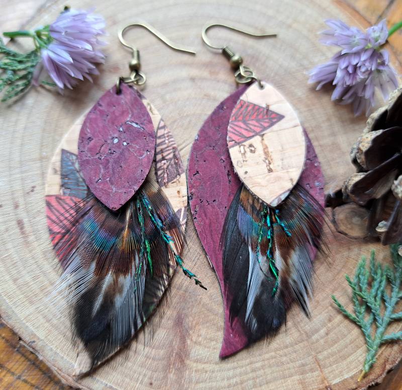 Paar Ohrringe Aus Kork Und Naturfedern - Farbenfroher Schmuck Einzigartig Weihnachtsgeschenk Für Frauen Pfau Lang Leicht Handgefertigt von gibplume