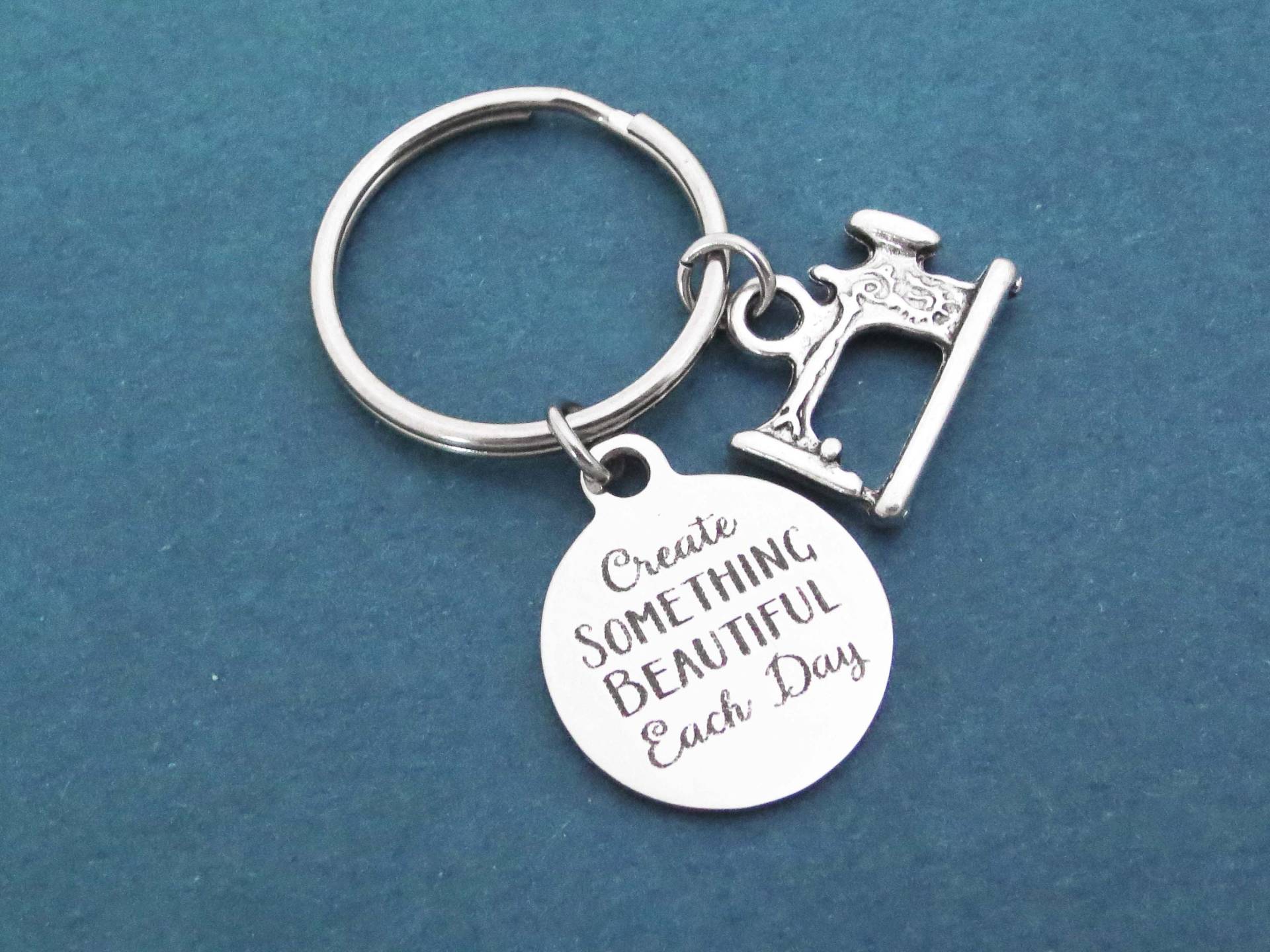 Erstellen Sie Jeden Tag Etwas Schönes, Nähmaschine, Schlüsselring, Schlüsselbund, Geburtstag, Freundschaft, Beste Freunde, Geschenk, Schmuck Erstellen Sie Jeden Tag Etwas Schönes, Nähmaschine, Schlüsselring, Schlüsselbund, Geburtstag, Freundschaft, Beste Freunde, Geschenk, Schmuck von giftkeyringshop