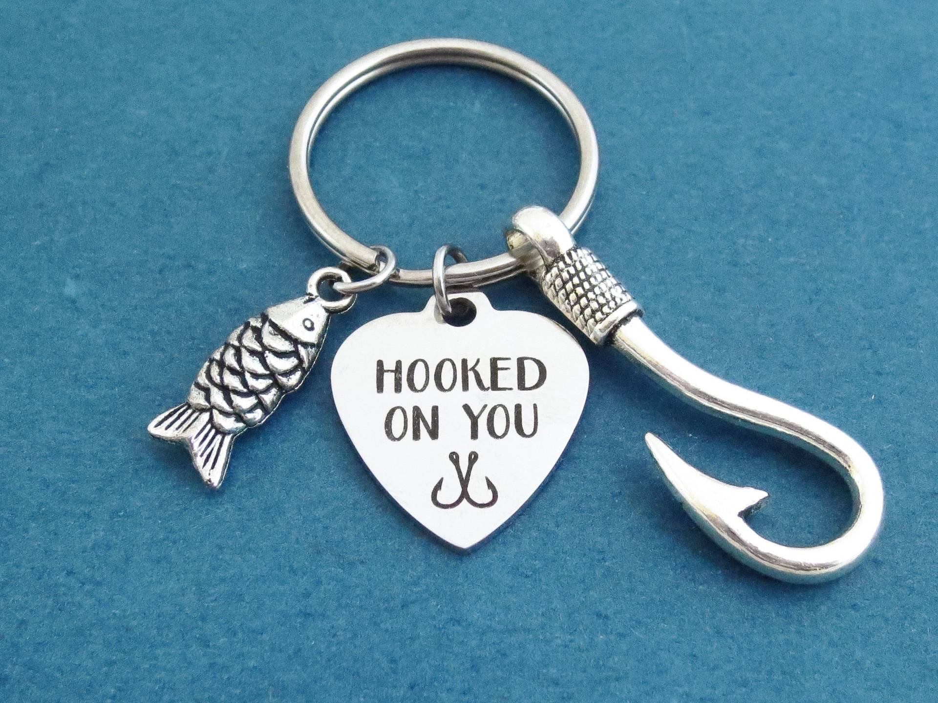 Hooked On You, Fisch Und Haken, Herz, Schlüsselring, Geburtstag, Liebhaber, Beste Freunde, Geschenk, Schmuck, Accessoire Hooked On You, Fisch Und Haken, Herz, Schlüsselring, Geburtstag, Liebhaber, Beste Freunde, Geschenk, Schmuck, Accessoire von giftkeyringshop