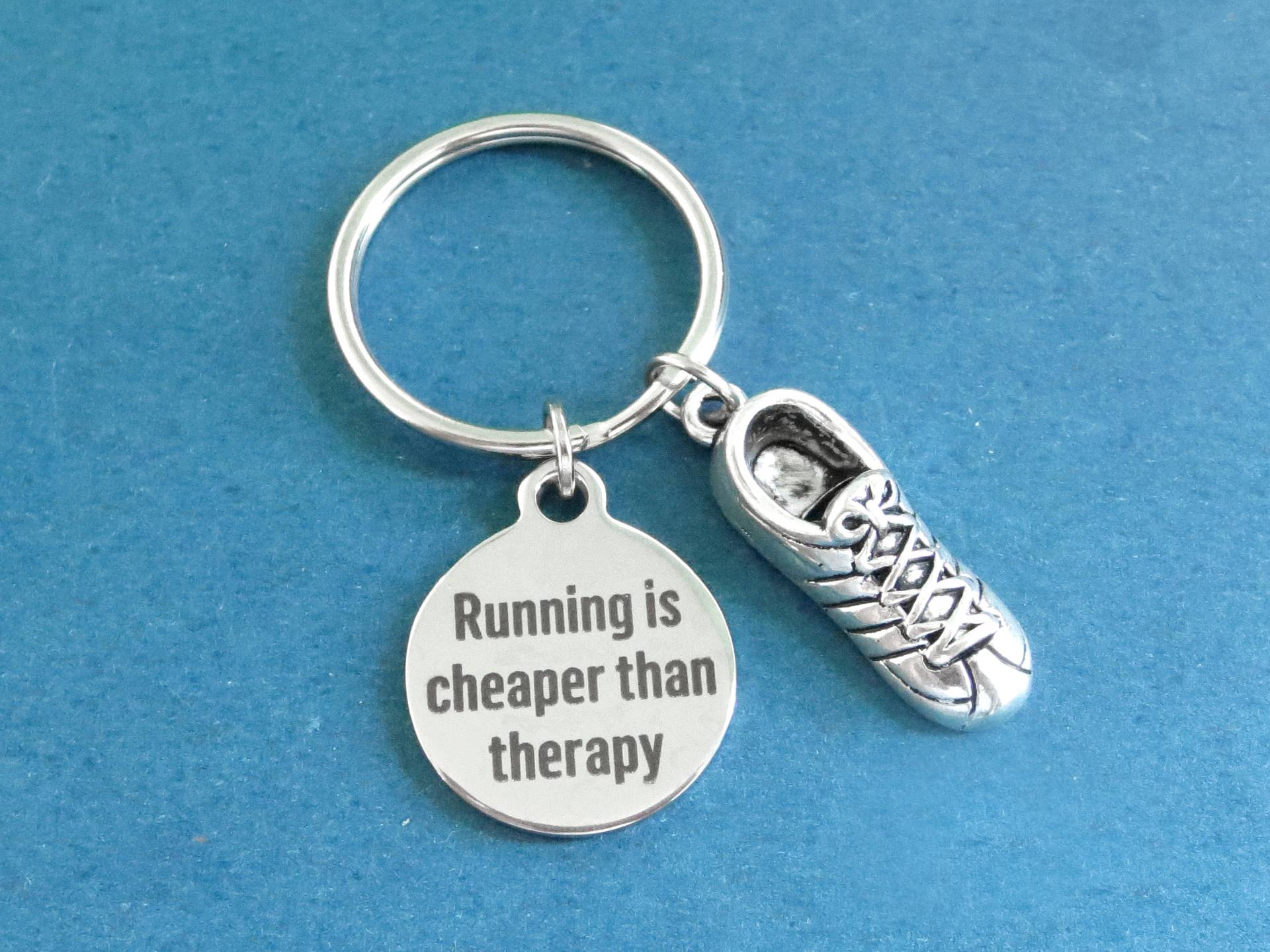 Laufen Ist Billiger Als Therapie, Läufer, Schlüsselanhänger, Laufen, Schuhe, Schlüsselbund, Geburtstag, Liebhaber, Freunde, Geschenk, Schmuck Laufen Ist Billiger Als Therapie, Läufer, Schlüsselanhänger, Laufen, Schuhe, Schlüsselbund, Geburtstag, Liebhaber, Freunde, Geschenk, Schmuck von giftkeyringshop