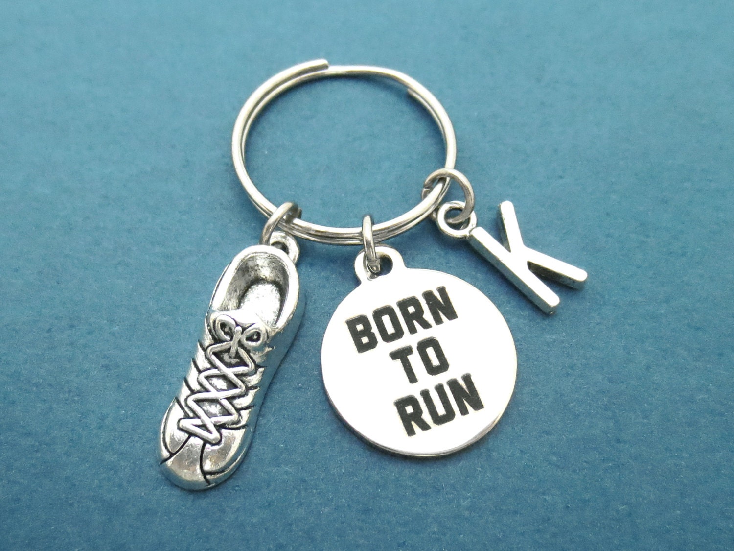 Personalisiert, Buchstabe, Initiale, Born Torun, Läufer, Schlüsselbund, Schlüsselring, Sneakers, Geburtstag, Geschenk, Schmuck, Accessoire Personalisiert, Buchstabe, Initiale, Born Torun, Läufer, Schlüsselbund, Schlüsselring, Sneakers, Geburtstag, Geschenk, Schmuck, Accessoire von giftkeyringshop