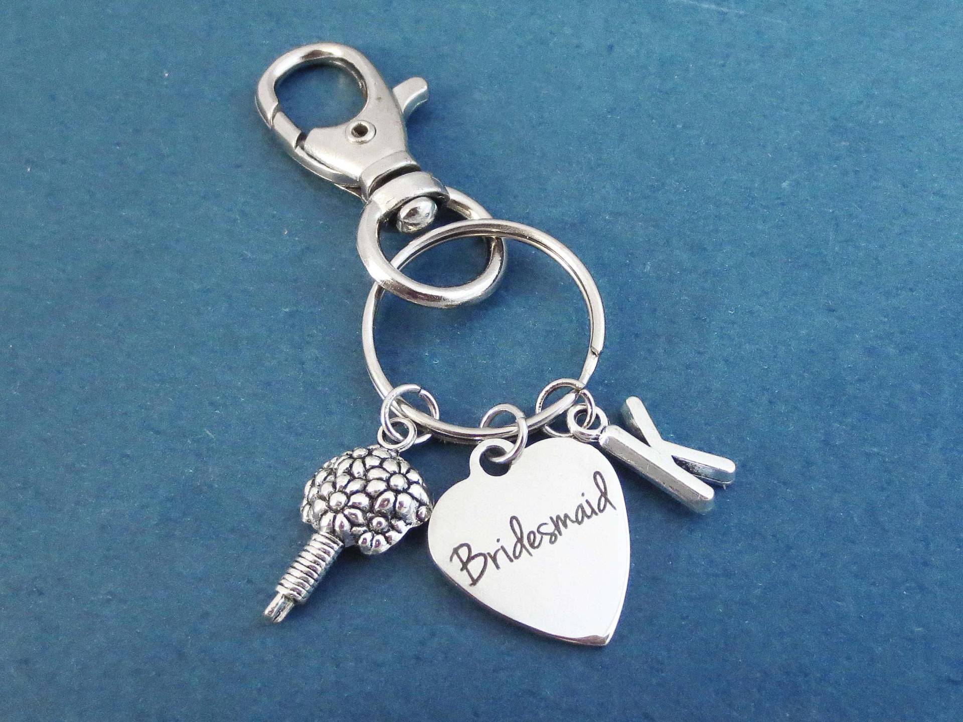 Personalisiert, Buchstabe, Initiale, Brautjungfer, Blumenstrauß, Silber, Schlüsselanhänger, Geschenk, Schmuck, Accessoire Personalisiert, Buchstabe, Initiale, Brautjungfer, Blumenstrauß, Silber, Schlüsselanhänger, Geschenk, Schmuck, Accessoire von giftkeyringshop