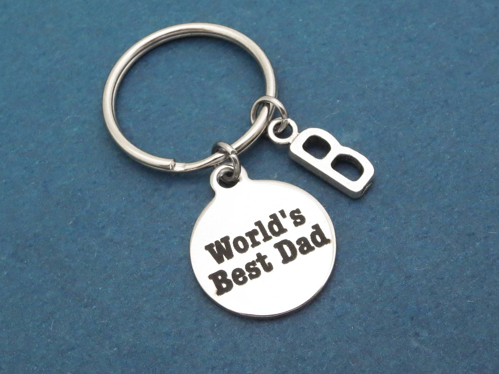 Personalisiert, Buchstabe, Initiale, Der Beste Vater Welt, Schlüsselanhänger, Geburtstag, Vater, Geschenk, Schmuck, Accessoire Personalisiert, Buchstabe, Initiale, Der Beste Vater Welt, Schlüsselanhänger, Geburtstag, Vater, Geschenk, Schmuck, Accessoire von giftkeyringshop