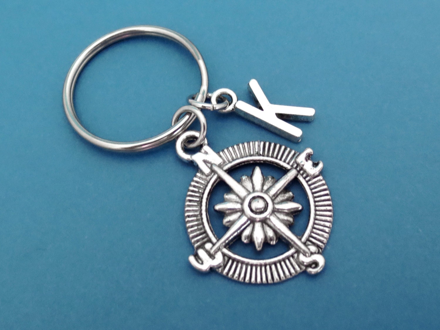 Personalisiert, Buchstabe, Initiale, Kompass, Schlüsselbund, Schlüsselring, Schlüssel, Kette, Ring, Geburtstag, Freundschaft, Geschenk, Schmuck Personalisiert, Buchstabe, Initiale, Kompass, Schlüsselbund, Schlüsselring, Schlüssel, Kette, Ring, Geburtstag, Freundschaft, Geschenk, Schmuck von giftkeyringshop