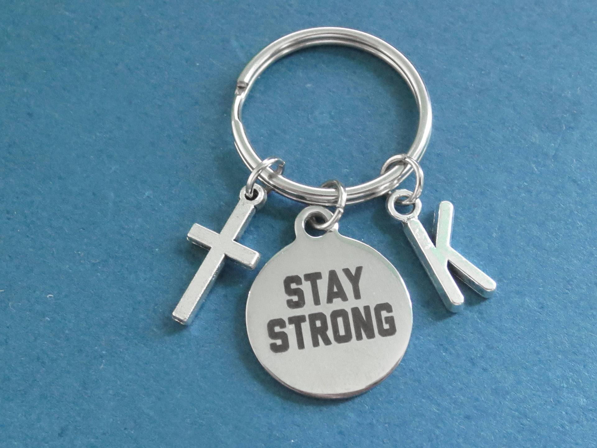 Personalisiert, Buchstabe, Initiale, Kreuz, Stay Strong, Silber, Schlüsselbund, Geburtstag, Beste Freunde, Geschenk, Schmuck, Accessoire Personalisiert, Buchstabe, Initiale, Kreuz, Stay Strong, Silber, Schlüsselbund, Geburtstag, Beste Freunde, Geschenk, Schmuck, Accessoire von giftkeyringshop