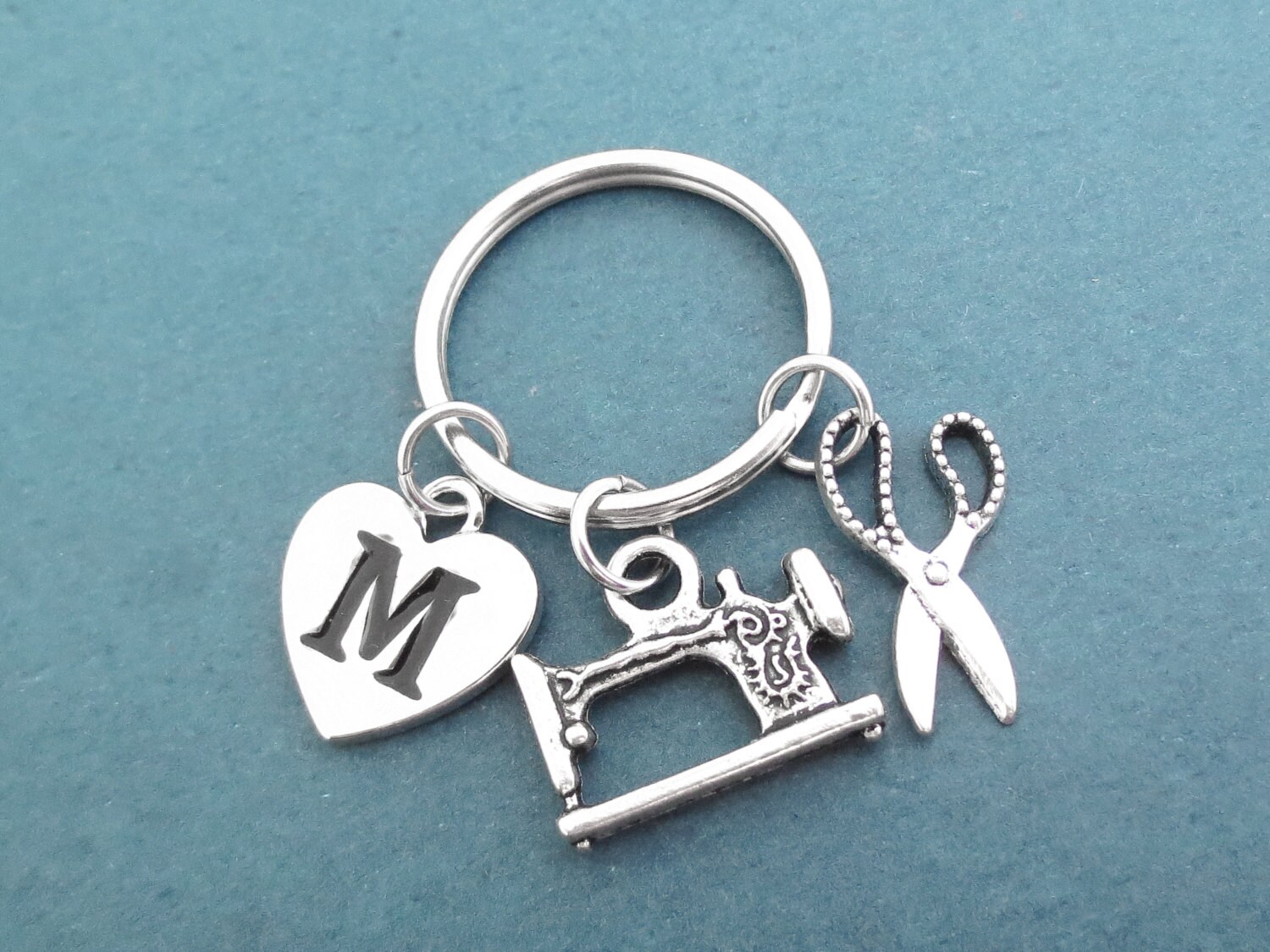 Personalisiert, Buchstabe, Initiale, Nähmaschine, Schere, Schlüsselanhänger, Crafty Person, Handwerk, Geburtstag, Freunde, Schwester, Geschenk Personalisiert, Buchstabe, Initiale, Nähmaschine, Schere, Schlüsselanhänger, Crafty Person, Handwerk, Geburtstag, Freunde, Schwester, Geschenk von giftkeyringshop