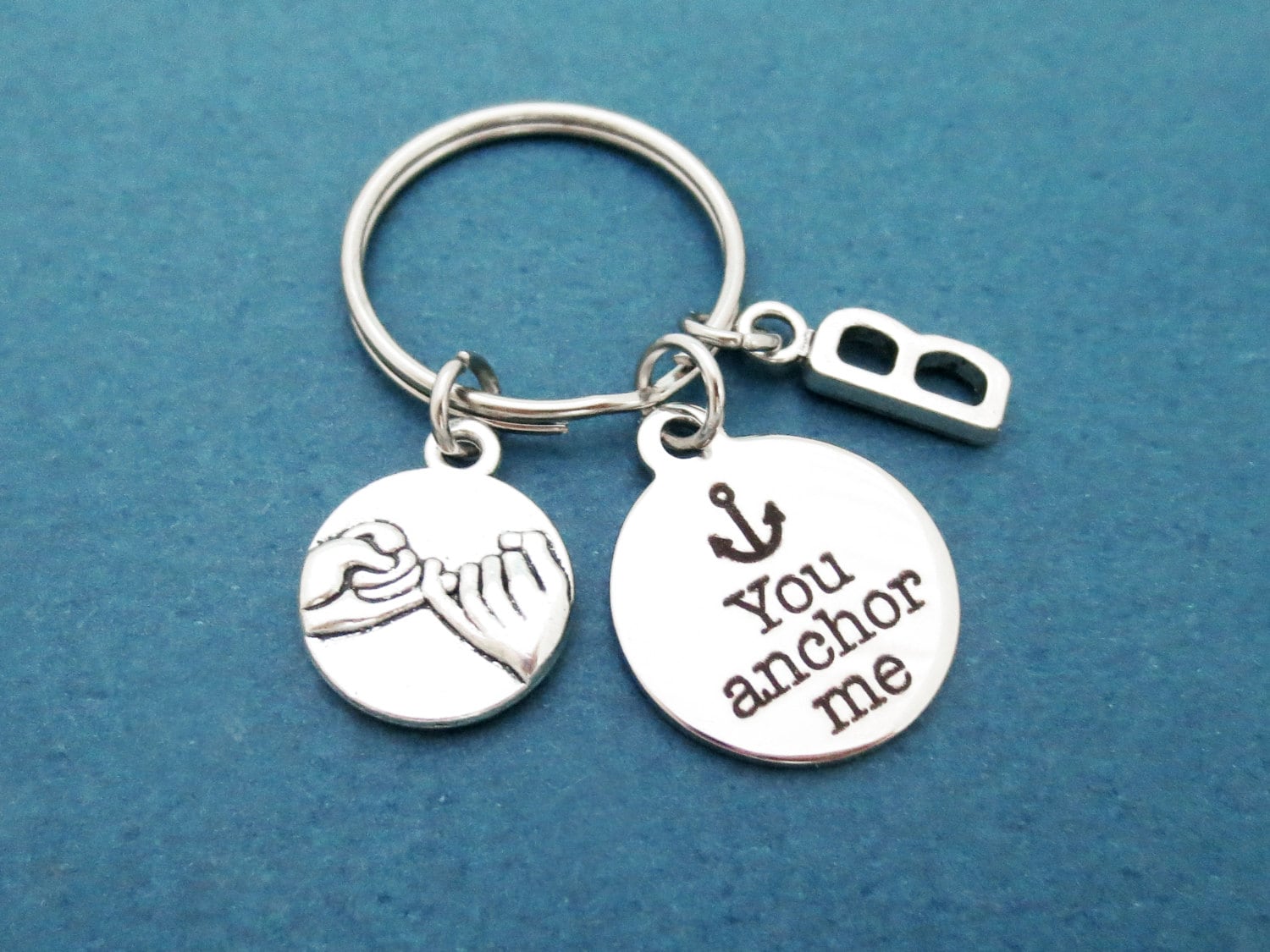 Personalisiert, Buchstabe, Initiale, Pinky, Versprechen, Sie Verankern Mich, Anker, Liebhaber, Beste Freunde, Geschenk, Schmuck, Accessoires Personalisiert, Buchstabe, Initiale, Pinky, Versprechen, Sie Verankern Mich, Anker, Liebhaber, Beste Freunde, Geschenk, Schmuck, Accessoires von giftkeyringshop