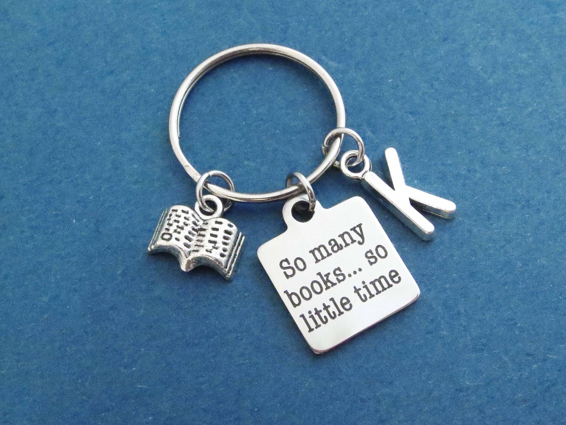 Personalisiert, Buchstabe, Initiale, So Viele Bücher ... So Wenig Zeit, Buch, Silber, Schlüsselanhänger, Schlüsselbund, Geschenk, Schmuck, Accessoire Personalisiert, Buchstabe, Initiale, So Viele Bücher ... So Wenig Zeit, Buch, Silber, Schlüsselanhänger, Schlüsselbund, Geschenk, Schmuck, Accessoire von giftkeyringshop