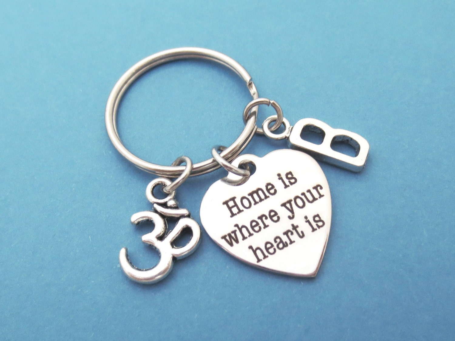 Personalisiert, Buchstabe, Initiale, Zuhause Ist, Wo Dein Herz Om, Schlüsselanhänger, Zuhause, Geschenk, Schmuck, Accessoire Personalisiert, Buchstabe, Initiale, Zuhause Ist, Wo Dein Herz Om, Schlüsselanhänger, Zuhause, Geschenk, Schmuck, Accessoire von giftkeyringshop