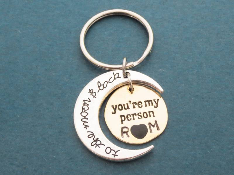 Personalisiert, Hand Gestempelt, Initiale, Liebe Dich Zum Mond Und Zurück, Du Bist Meine Person, Gold, Silber, Zweifarbig, Schlüsselanhänger Personalisiert, Hand Gestempelt, Initiale, Liebe Dich Zum Mond Und Zurück, Du Bist Meine Person, Gold, Silber, Zweifarbig, Schlüsselanhänger von giftkeyringshop