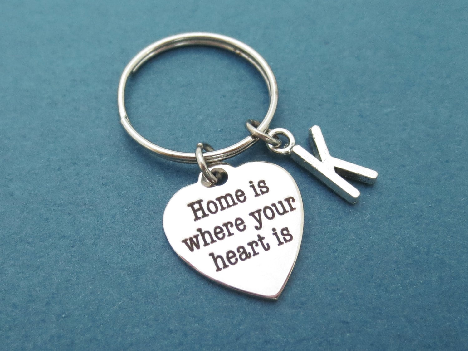 Personalisiertes Geschenk Initial Schlüsselanhänger Zuhause Ist, Wo Das Herz Ist Freund Freundin Für Ihn Sie Personalisiertes Geschenk Initial Schlüsselanhänger Zuhause Ist, Wo Das Herz Ist Freund Freundin Für Ihn Sie von giftkeyringshop