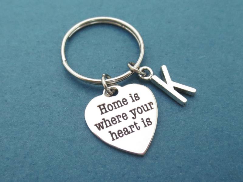 Personalisiertes Geschenk Initial Schlüsselanhänger Zuhause Ist, Wo Das Herz Ist Freund Freundin Für Ihn Sie Personalisiertes Geschenk Initial Schlüsselanhänger Zuhause Ist, Wo Das Herz Ist Freund Freundin Für Ihn Sie von giftkeyringshop