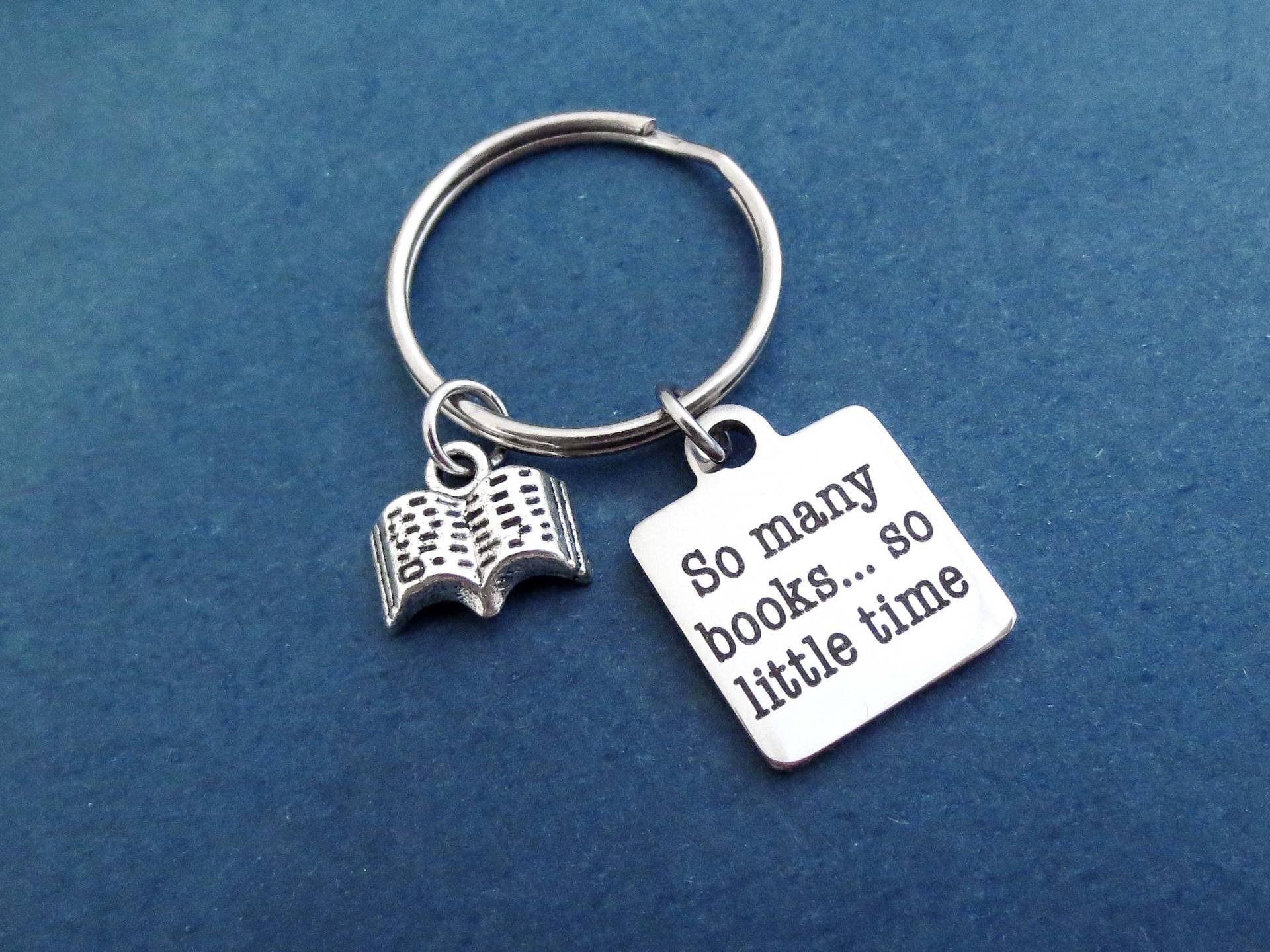 So Viele Bücher... So Wenig Zeit, Buch, Silber, Schlüsselanhänger, Geschenk, Schmuck, Accessoire So Viele Bücher... So Wenig Zeit, Buch, Silber, Schlüsselanhänger, Geschenk, Schmuck, Accessoire von giftkeyringshop