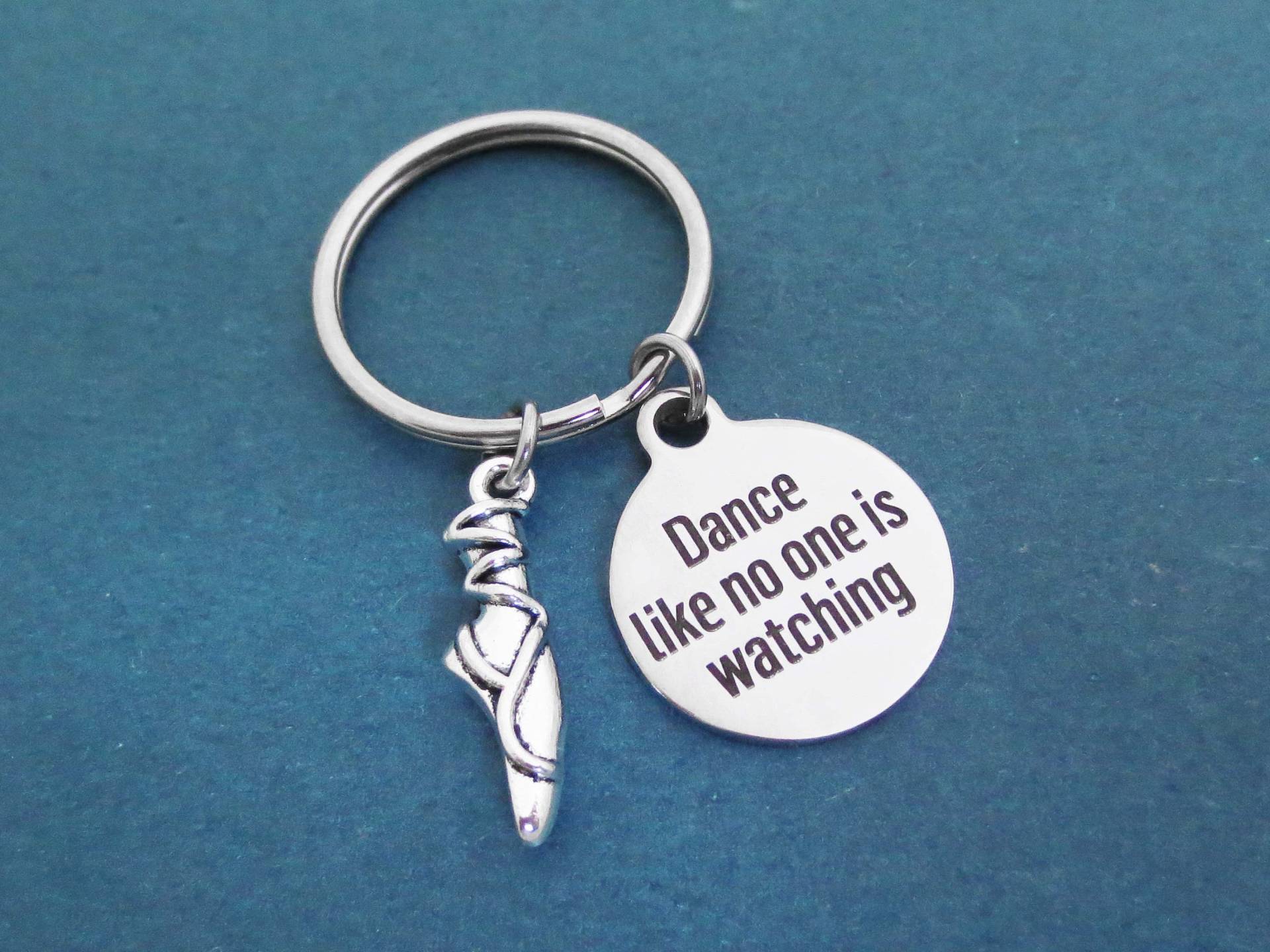 Tanz Wie Keiner Zuschaue, Zehentrenner, Silber, Schlüsselanhänger, Weihnachten, Neujahr, Geschenk, Schmuck, Accessoire Tanz Wie Keiner Zuschaue, Zehentrenner, Silber, Schlüsselanhänger, Weihnachten, Neujahr, Geschenk, Schmuck, Accessoire von giftkeyringshop