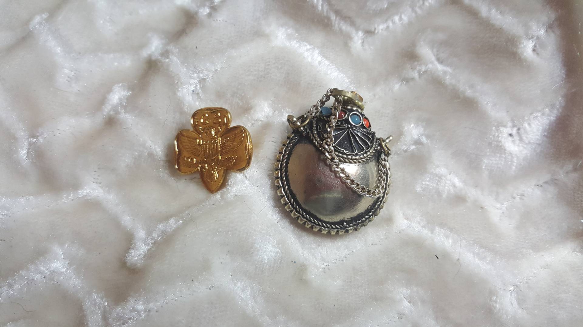 Girl Scout Pin Schnupftabak Kleine Parfüm Flasche Metall Koralle Misc Lot Paraphernalia Silber Vintage Fun Laidies von gigiattheocean