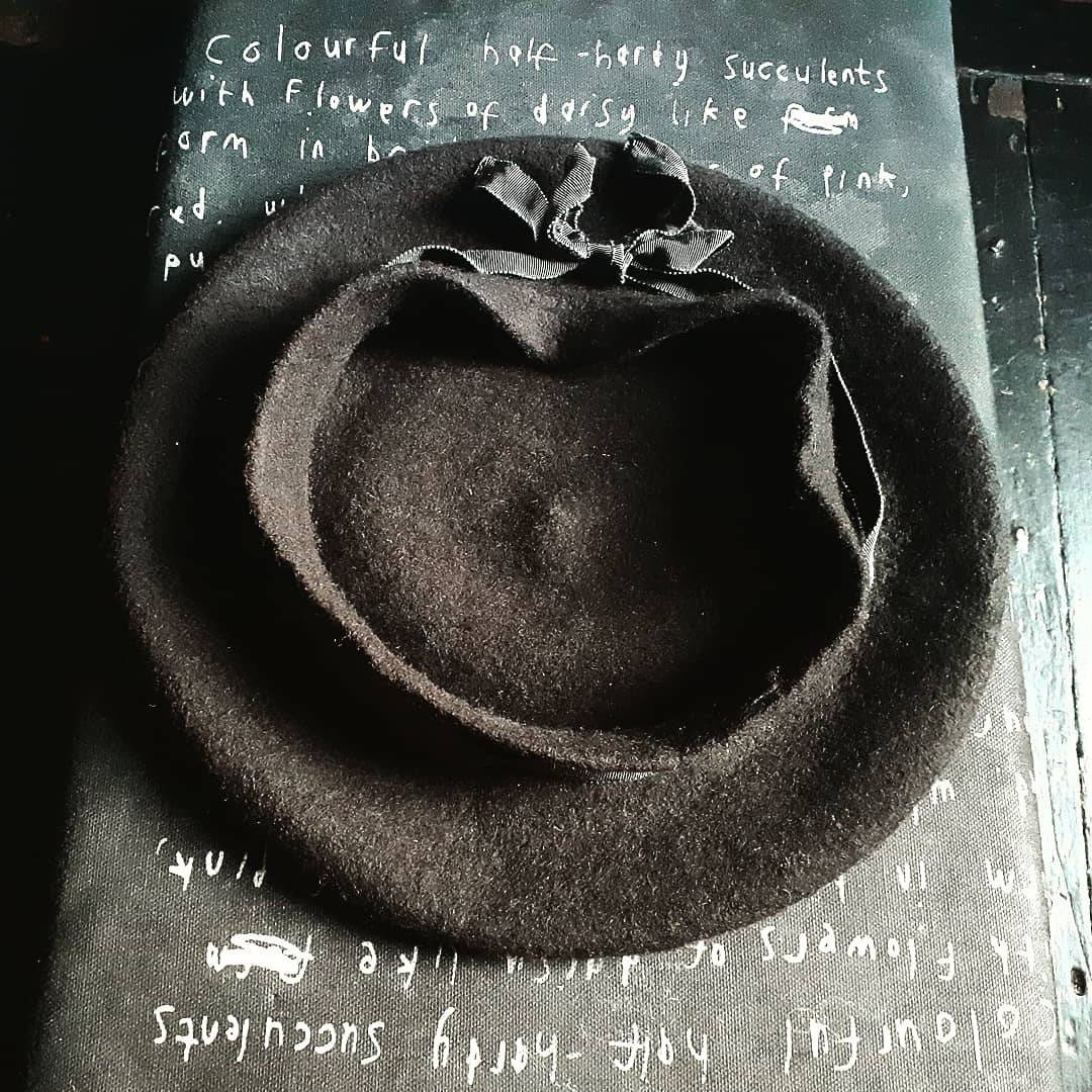 Eine Schokobraune Baskenmütze Mit Grauem Ripsband Eine Schokobraune Baskenmütze Mit Grauem Ripsband von gilfoxhats