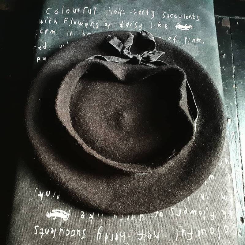 Eine Schokobraune Baskenmütze Mit Grauem Ripsband Eine Schokobraune Baskenmütze Mit Grauem Ripsband von gilfoxhats