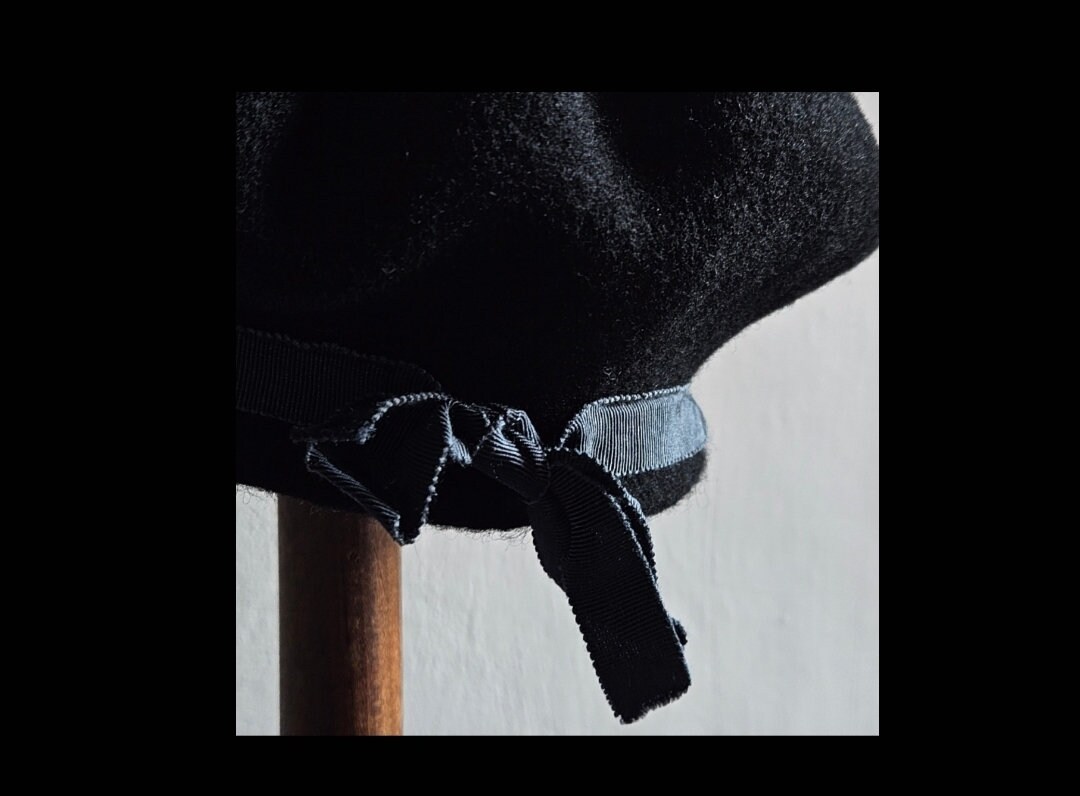 Schwarze Baskenmütze Mit Ink Ripsband Schwarze Baskenmütze Mit Ink Ripsband von gilfoxhats