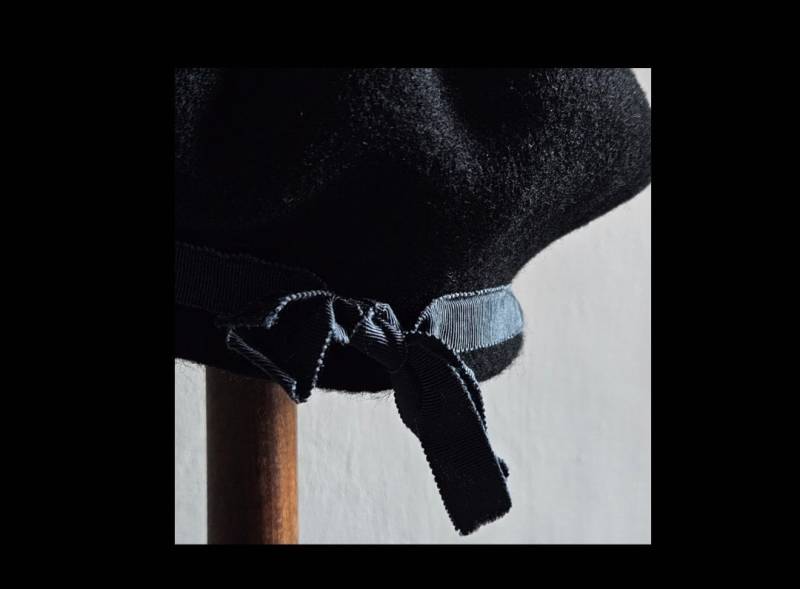 Schwarze Baskenmütze Mit Ink Ripsband Schwarze Baskenmütze Mit Ink Ripsband von gilfoxhats